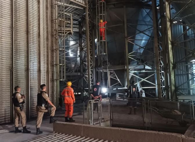 Laranjas agiram como 'areia-movediça' e sugaram trabalhadores em equipamento de fábrica