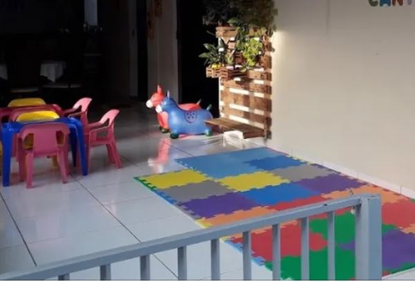 Donos de berçário são presos por torturar crianças com tapas e golpes de raquete