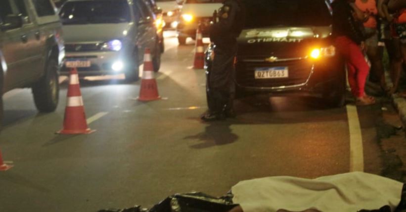 Homem morre atropelado por ônibus após tropeçar em sandália no Coroado