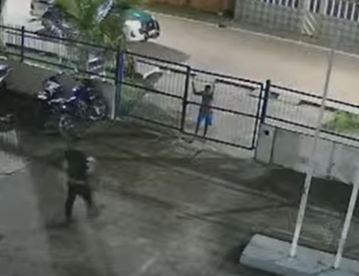 Aluno é preso por ameaçar diretor com terçado na frente de escola no Amazonas