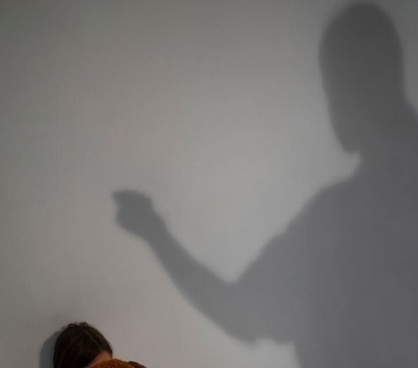 "Avô postiço" é preso por estuprar neta em Borba; vítima se automutilava