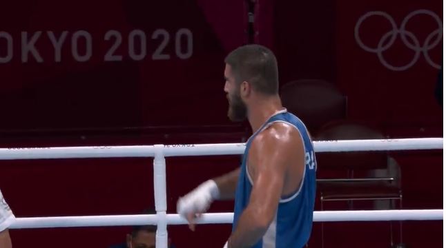 Lutador arma barraco, soca câmera e se recusa a sair do ringue