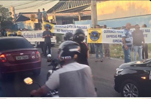 Manifestação causa congestionamento quilométrico em avenida de Manaus