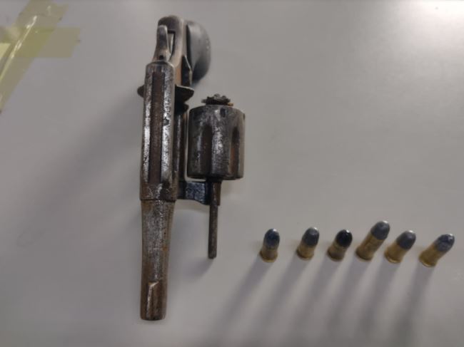 Arma é encontrada próximo a escola durante revista policial em Manaus