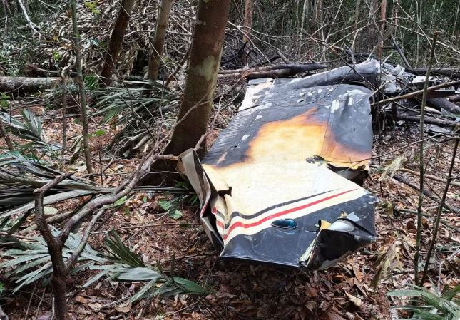 FAB abate avião do tráfico de drogas na fronteira do Brasil e dois morrem