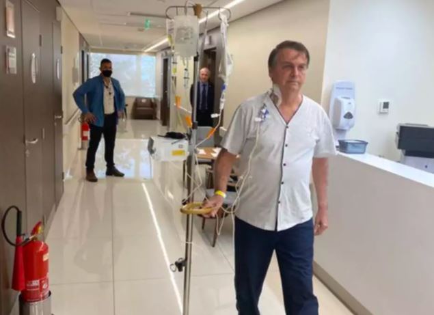 Bolsonaro posta foto passeando pelo hospital sem máscara