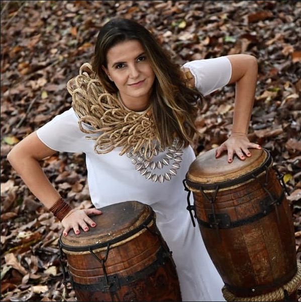 Cantora Leka Denz é atração do Casarão de Ideias, nesta quarta-feira