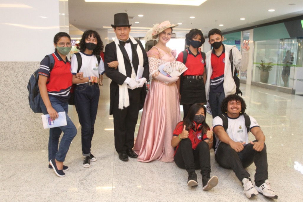 Intervenção 'Belle Époque' anima exposição 'Faces da Nossa História'