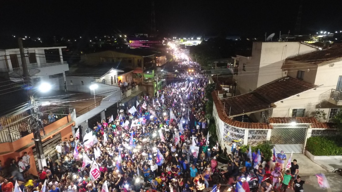 Keitton Pinheiro faz passeata histórica em Coari e mostra força política