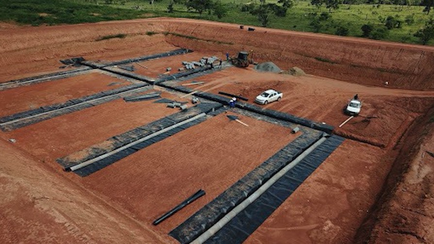Tecnologias de tratamento de lixo em aterro sanitário afastam urubus e tratam chorume