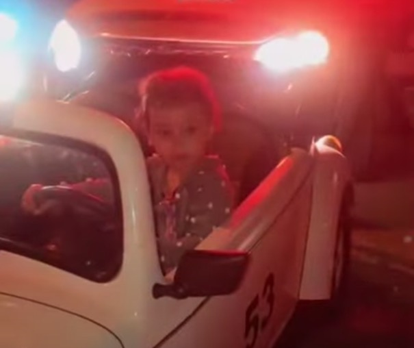 Menina de 7 anos tem mini-fusca guinchado pela polícia em SC; veja vídeo