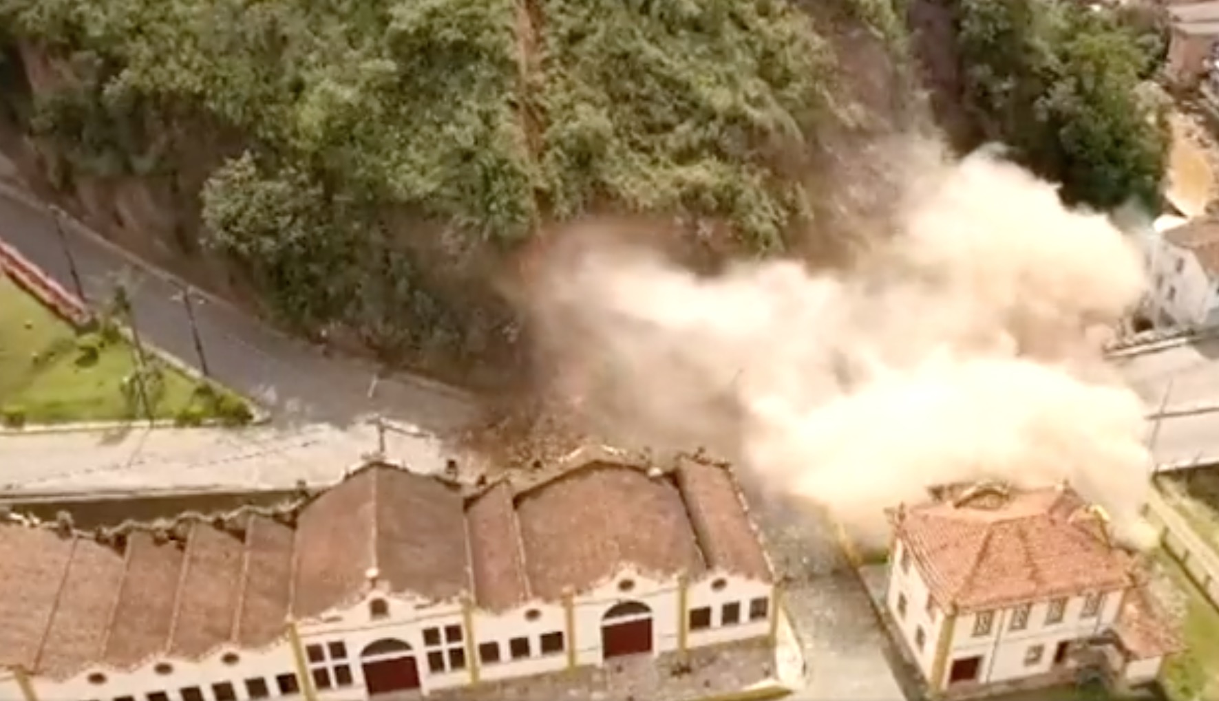 Deslizamento de terra destrói casarão histórico em Minas Gerais; vídeos impressionantes