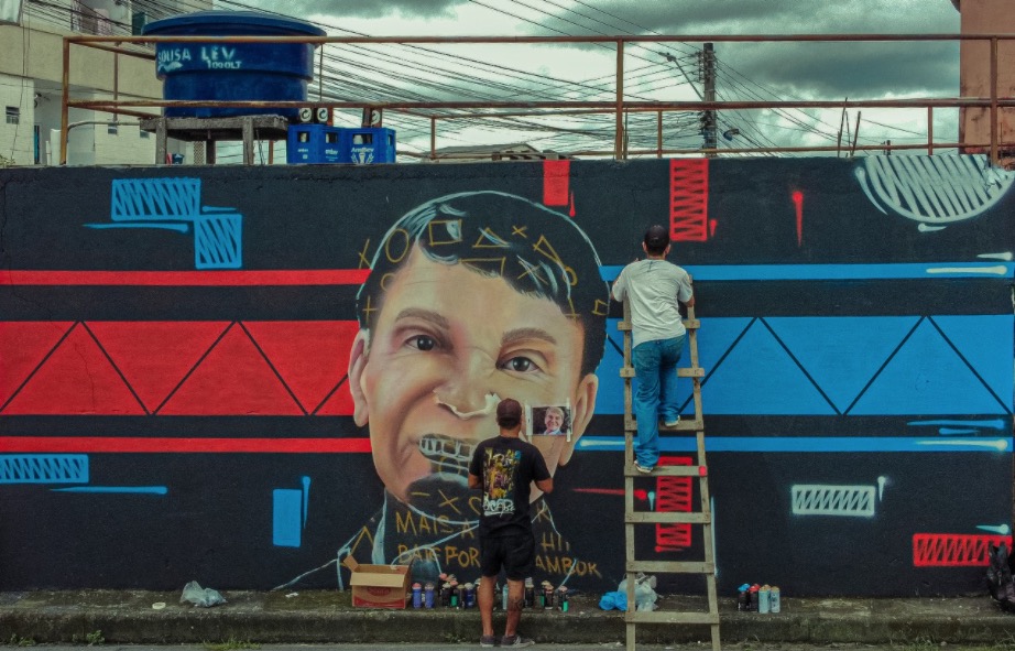 Artistas fazem mural em homenagem ao cantor Zezinho Corrêa