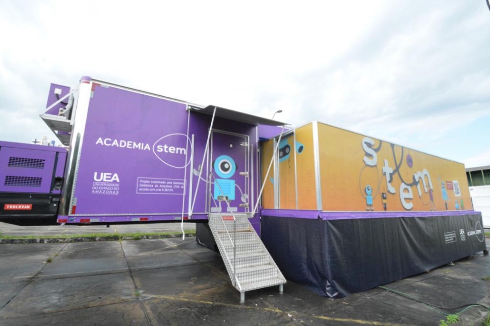 Academia Stem/UEA inaugura atividades de laboratórios móveis de robótica