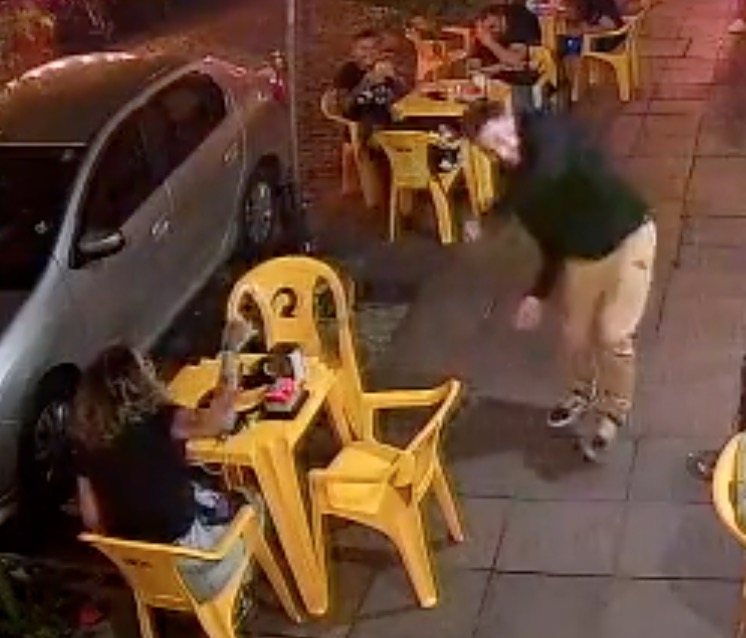 Homem é atacado por barata em bar e vídeo viraliza; veja
