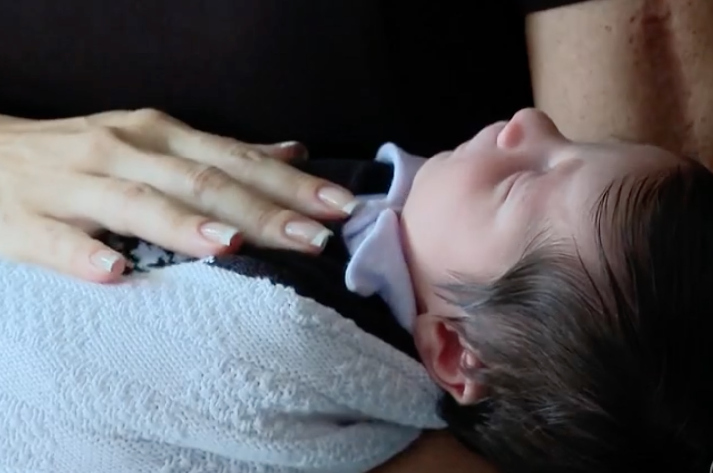 Bebê passa por cirurgia dentro da barriga da mãe em procedimento inédito no Brasil