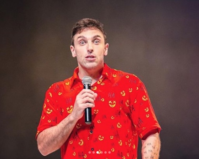 Leo Lins posta indireta e revela ameaças após piada sobre criança com hidrocefalia