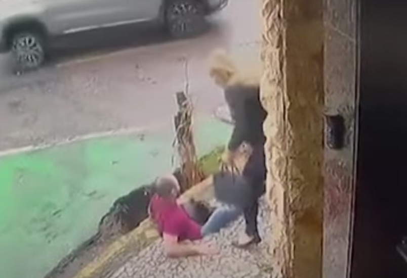 Vídeo: Calçada cede e homem é engolido por buraco