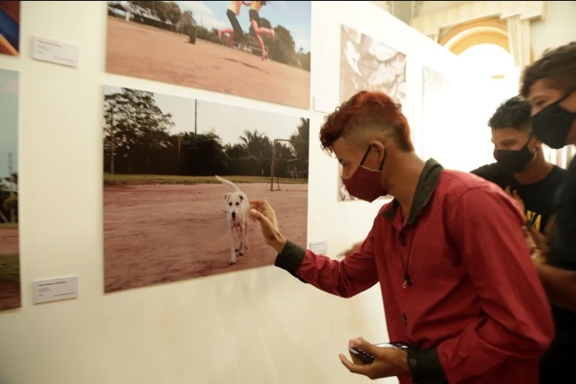 Jovens comunitários retratam cenários amazônicos na exposição 'Olhares de Tumbira'