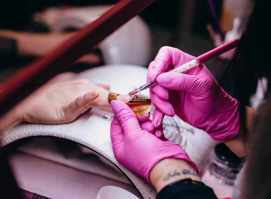 Alongamento de unhas pode causar fungos e infecções; veja recomendações