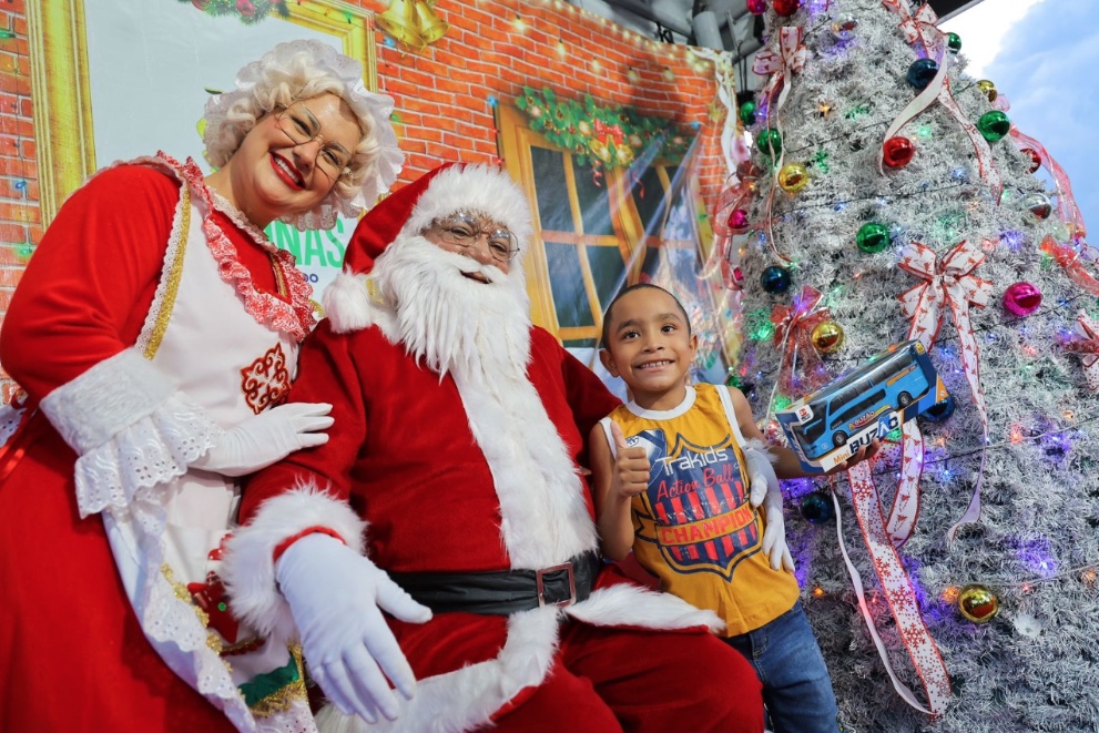 Novo bairro em Manaus recebe 'Natal Itinerante' com distribuição de brinquedos