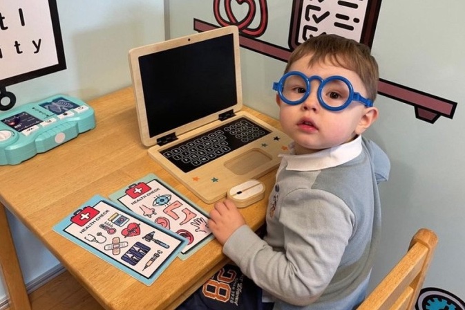 Menino que aprendeu a ler aos 2 anos entra para organização de superdotados