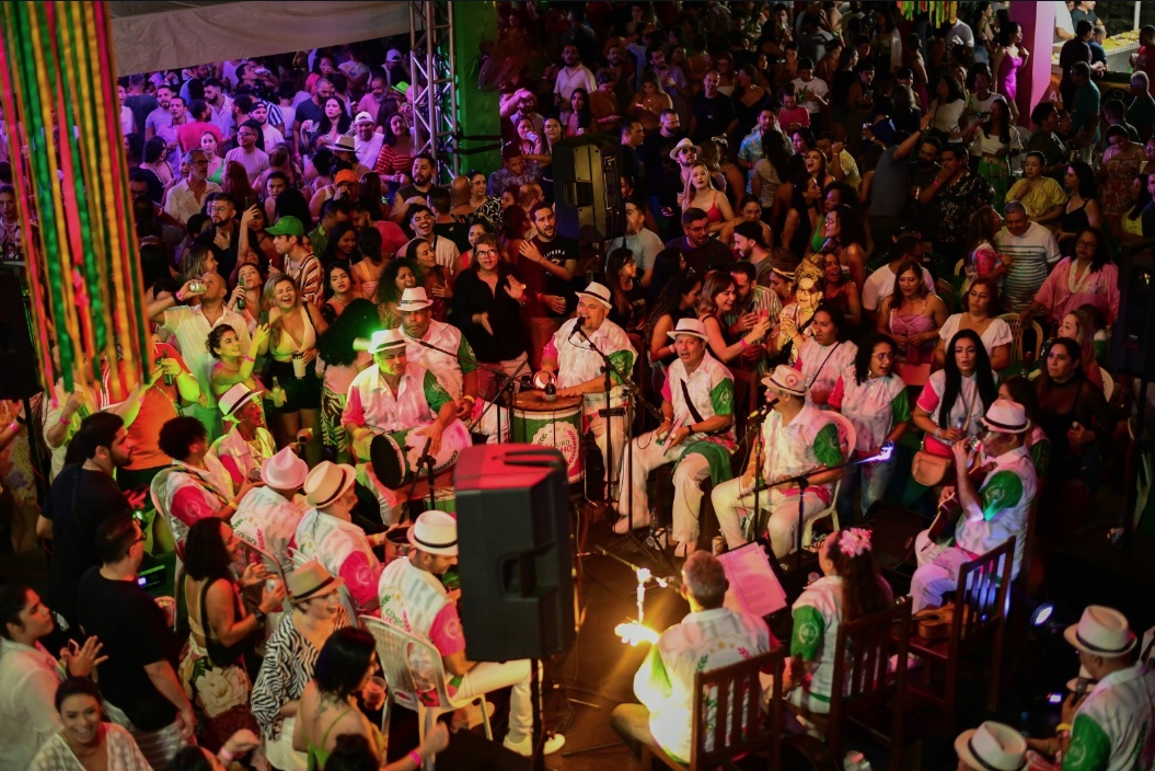Com samba, axé e frevo, Bloquinho do Centro agita Manaus neste domingo