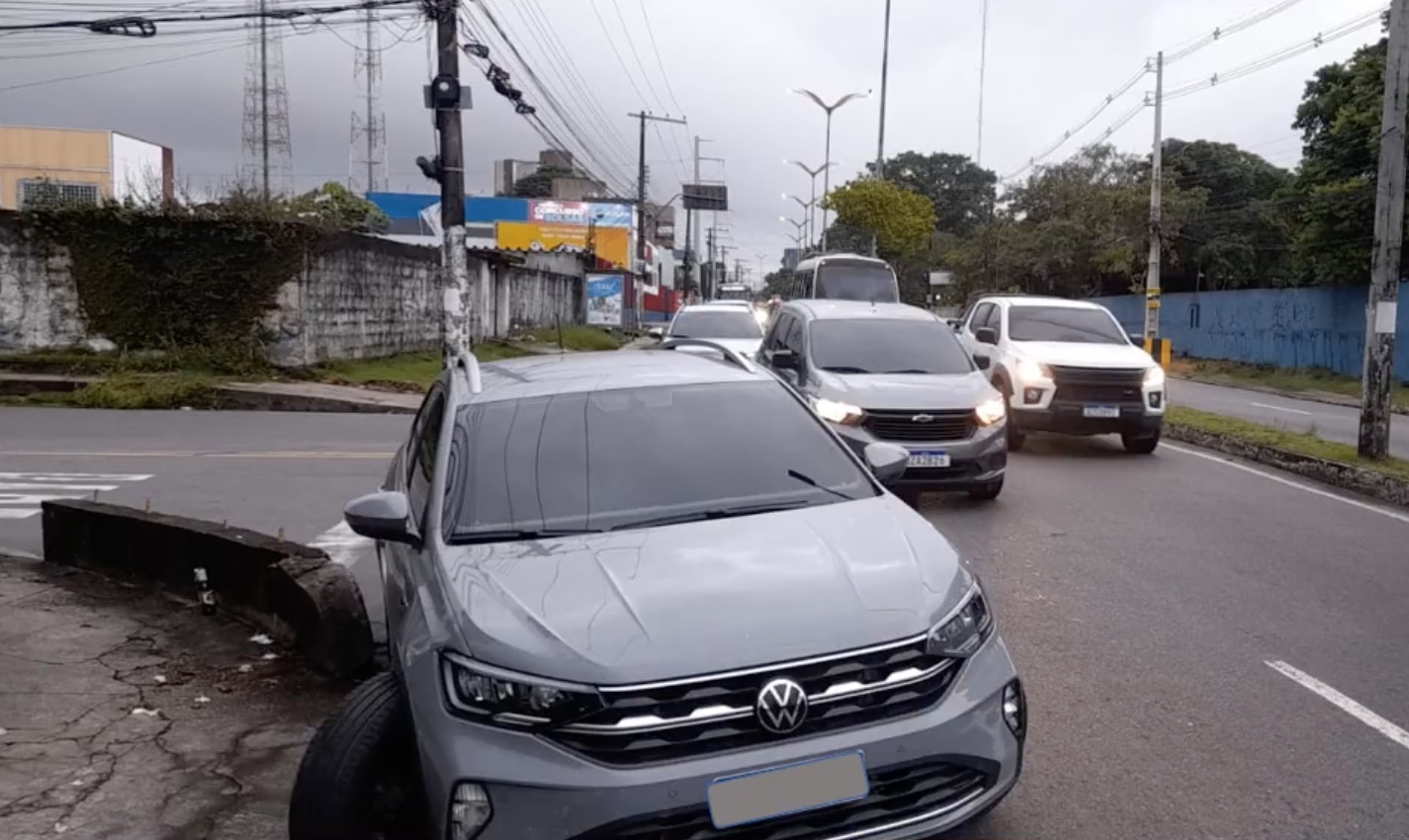 Acidente em avenida deixa trânsito caótico durante chuva em Manaus