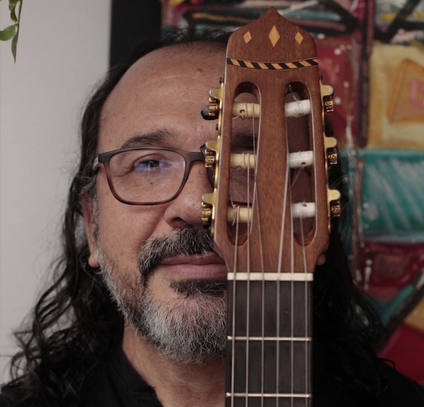 Célio Cruz celebra aniversário com show beneficente no Luar de Uaicurapá neste sábado