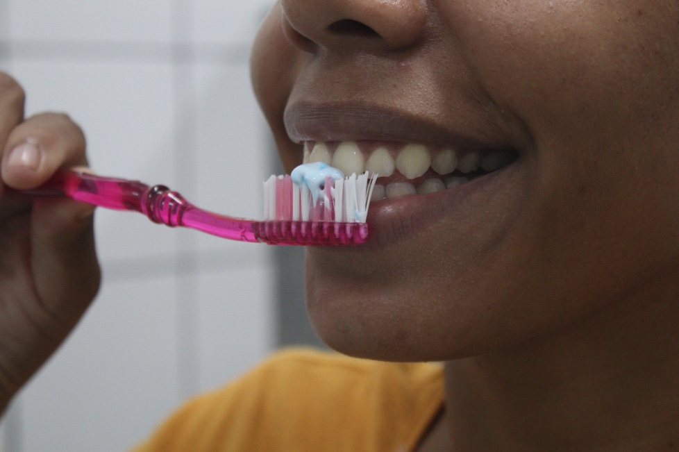 No dia mundial da saúde bucal, dentista fala sobre prevenção e cuidados básicos