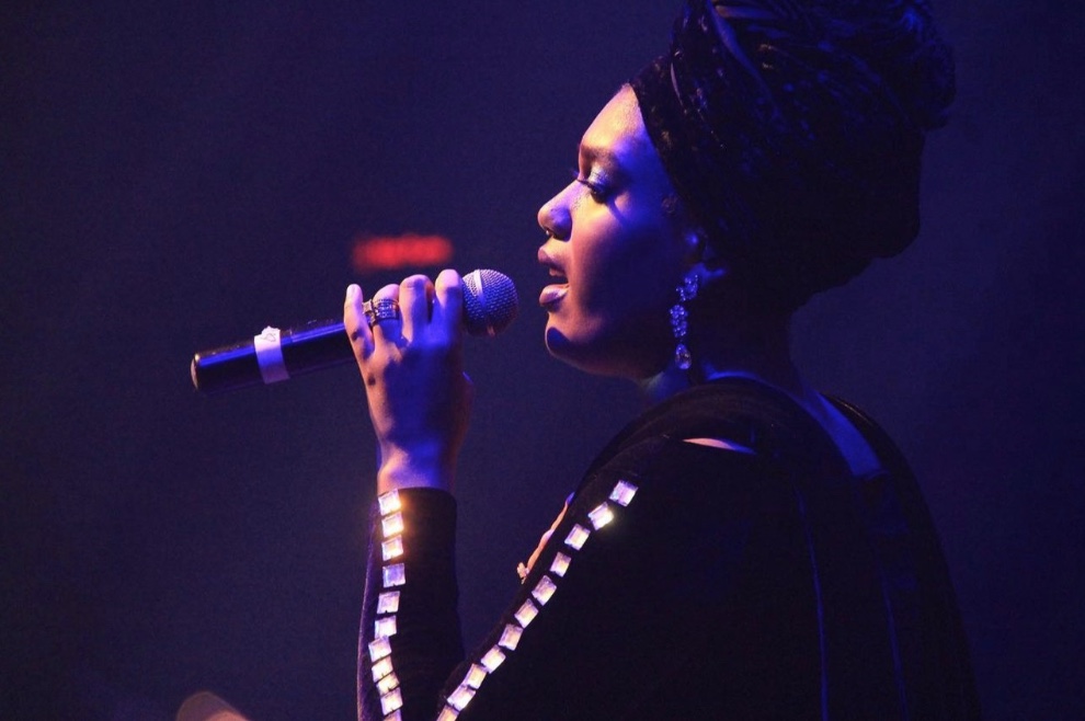 Vencedora do The Voice Brasil, Mylena Jardim interpreta Whitney Houston em Manaus