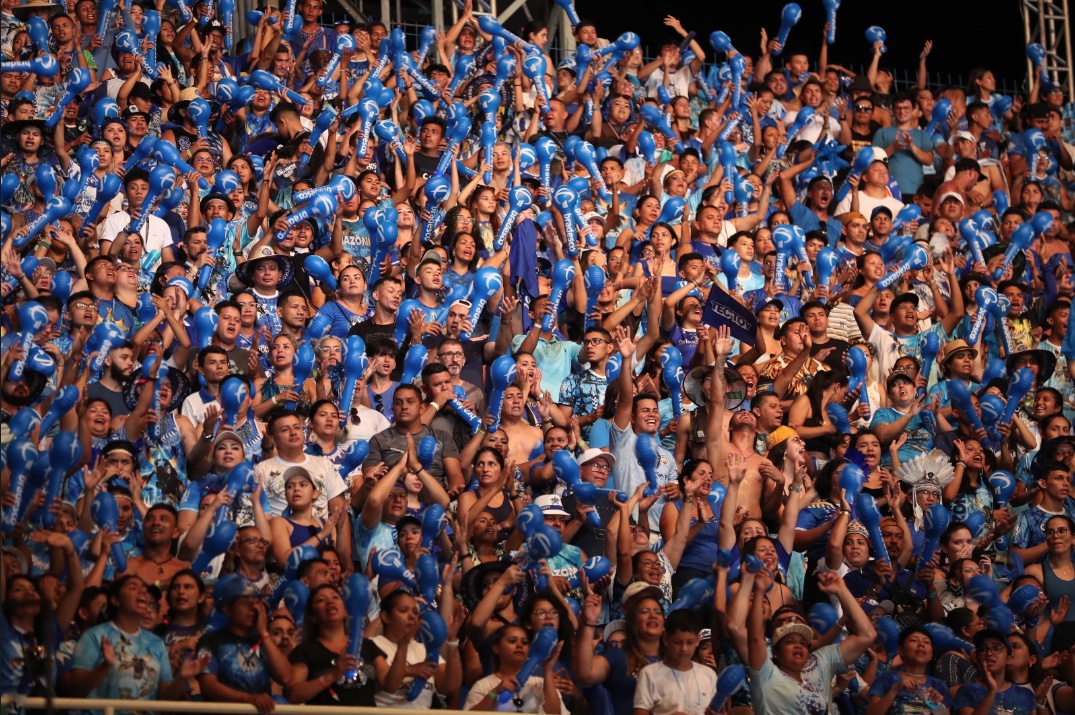 Duelo de reciclagem: Em Parintins, galeras do Caprichoso e Garantido disputam prêmio de 20 mil