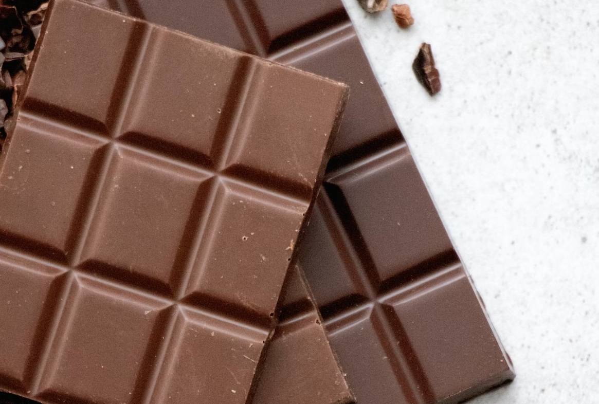 Pode comer chocolate ao leite todo dia? Entenda polêmica
