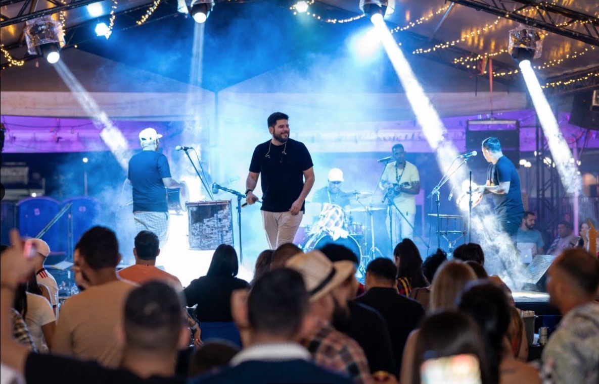  Grupo Estrelas e Loka Tentação agitam Pagode do Decreto neste domingo em Manaus