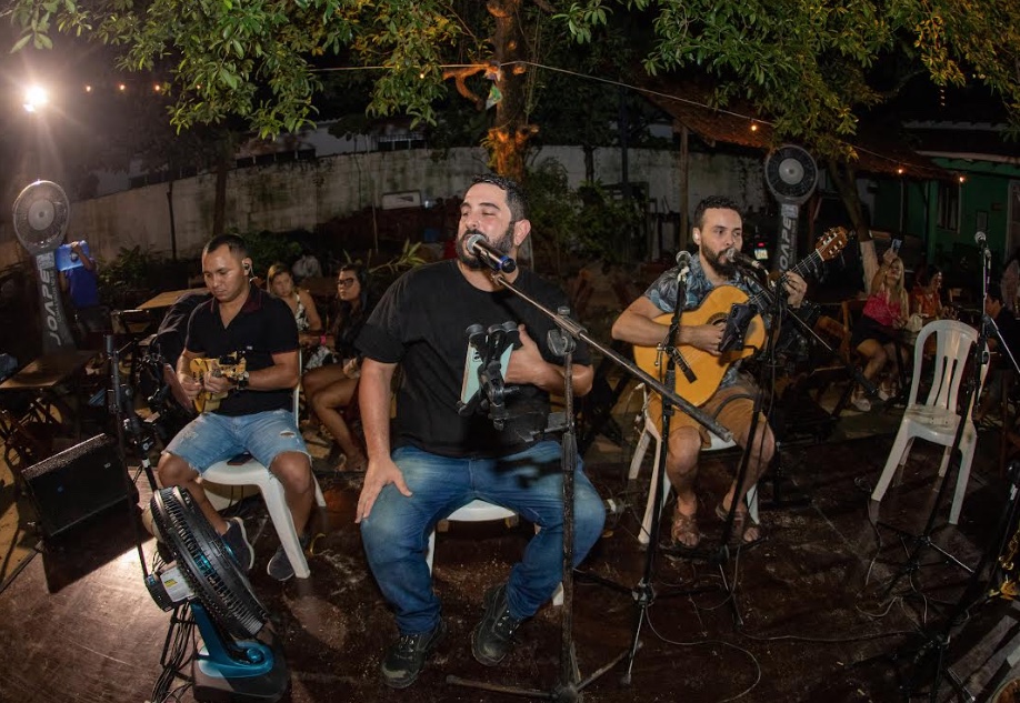 Grupo 3 Gatos Pingados comanda roda de samba em Manaus