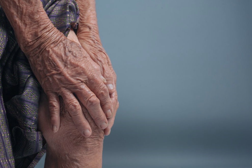 Especialista alerta que idosos sofrem mais com a trombose; conheça sintomas