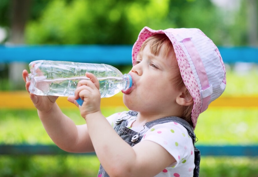 Desidratação e insolação: Saiba como proteger as crianças das altas temperaturas