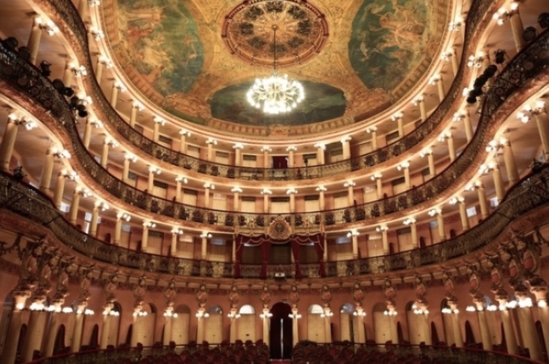 Espetáculo 'Instituto Luar x Metamorfose Ambulante" reúne música, comédia e terror no Teatro Amazonas