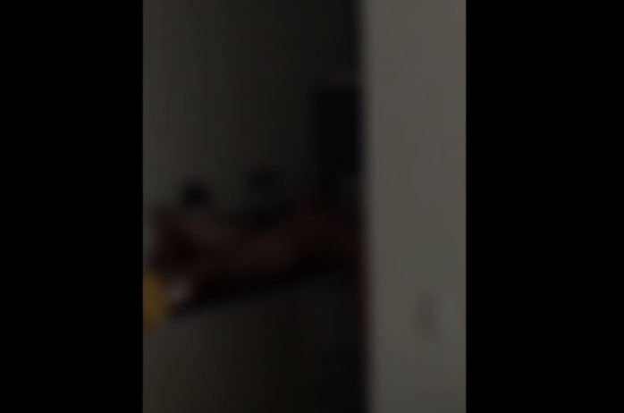 Família se apavora ao encontrar desconhecido pelado sobre a pia durante café da manhã