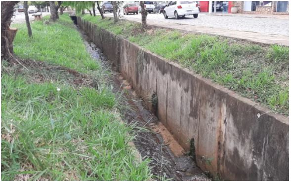 Vídeo mostra mulher jogando filho em córrego; bebê morreu