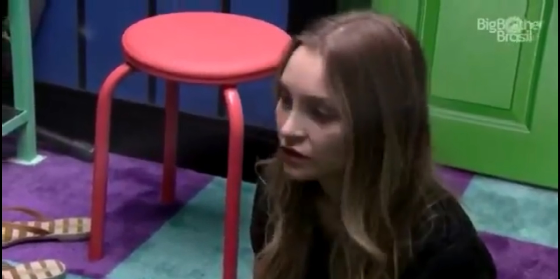 Camilla tenta alertar Carla sobre Arthur e atriz revela porque se ajoelhou