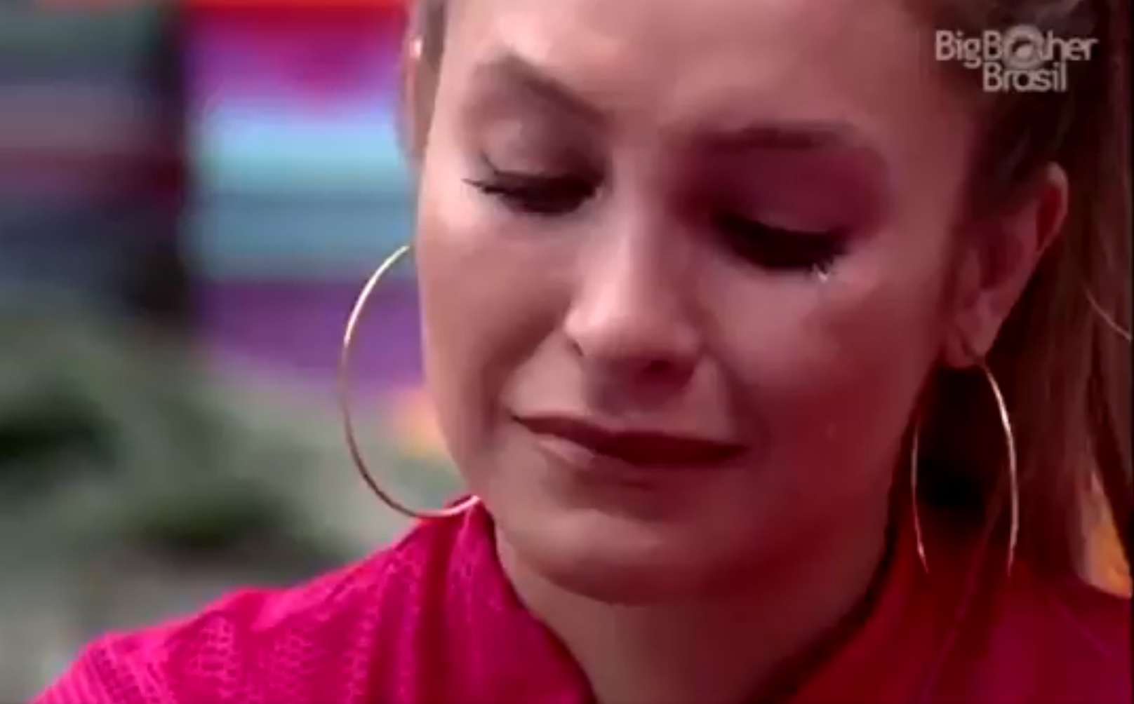 Carla Diaz flagra conversa escondida na despensa e cai no choro