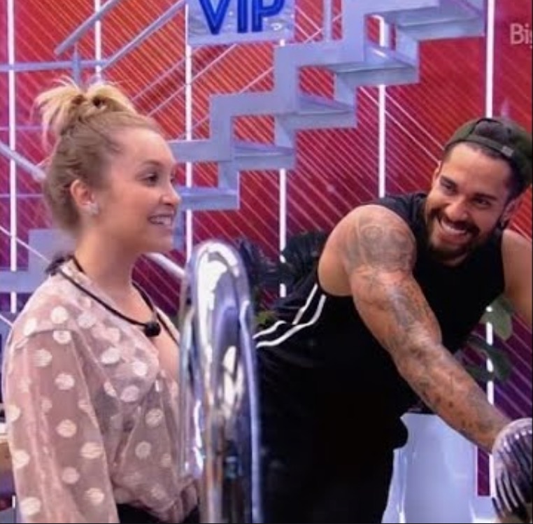 Carla Diaz e Arcrebino trocam indiretas e fãs piram: ‘shippo’ 