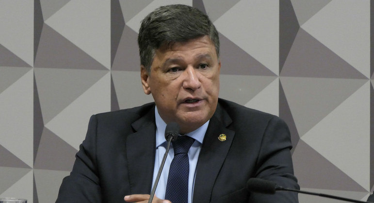 Senador Carlos Viana é internado com Covid-19