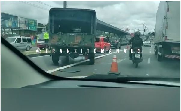 Carro do Exército se envolve em acidente com veículo de passeio em Manaus