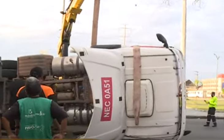 Carreta tomba em rotatória e deixa homem ferido em Manaus
