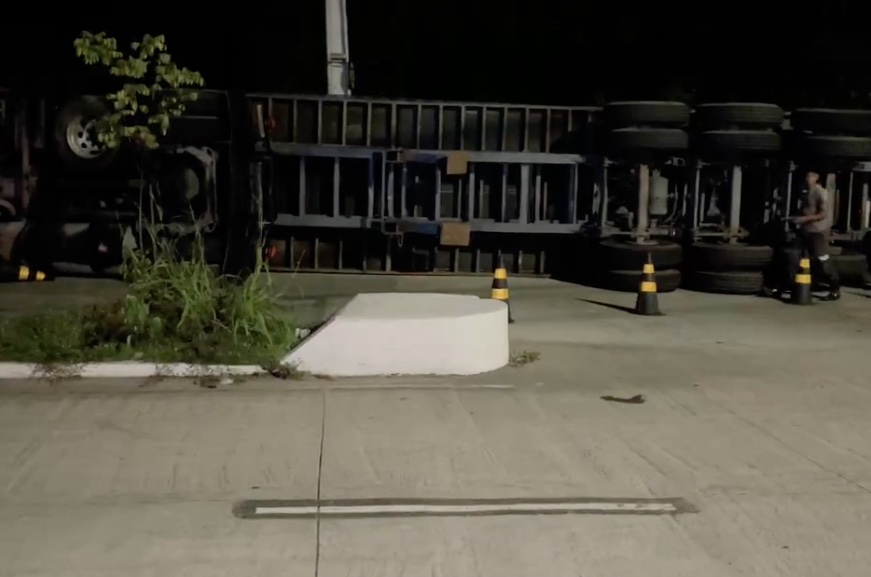 Contêiner tomba em avenida de Manaus