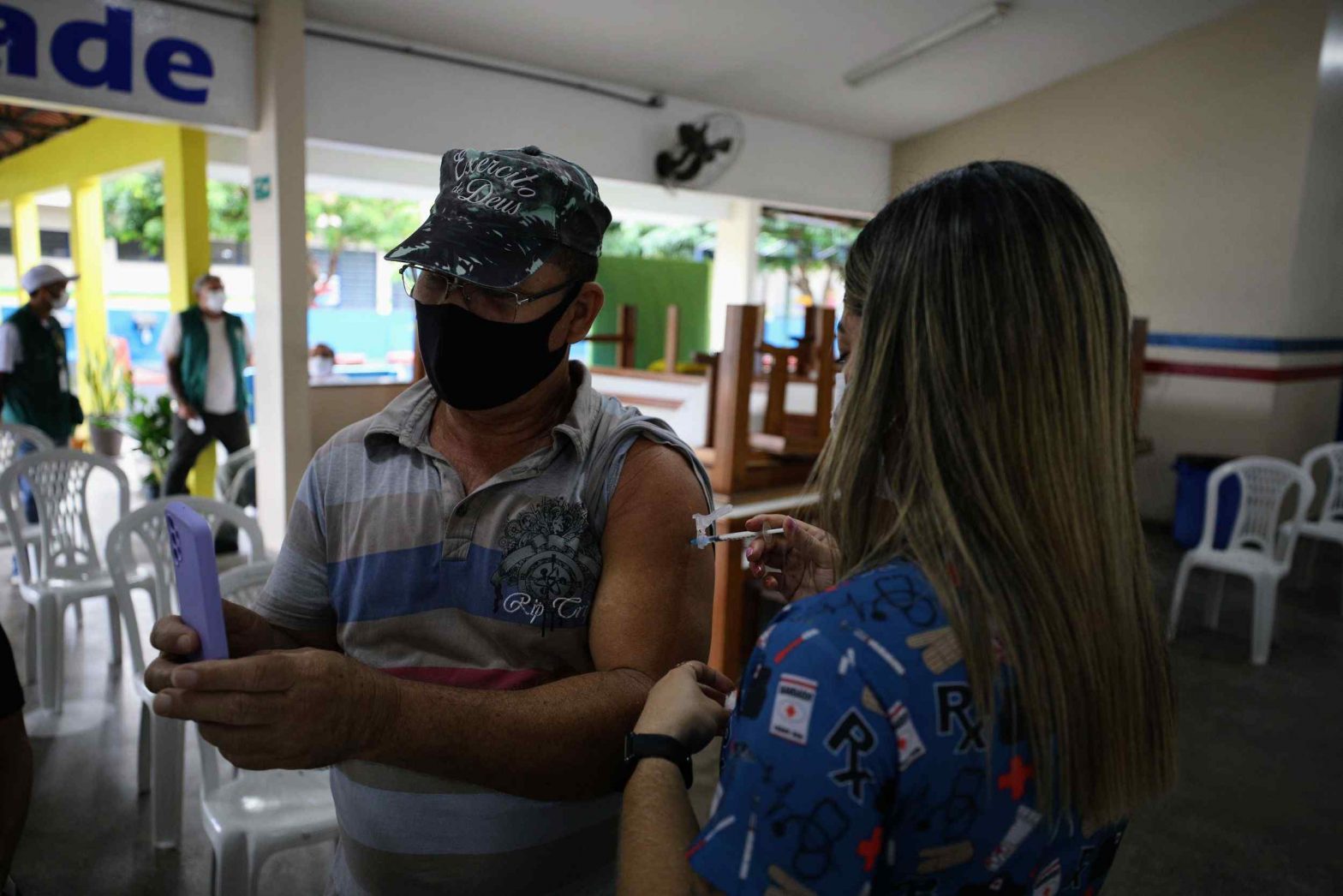 Com quase mil doses aplicadas, Carreta segue imunizando contra Covid-19 em Manaus