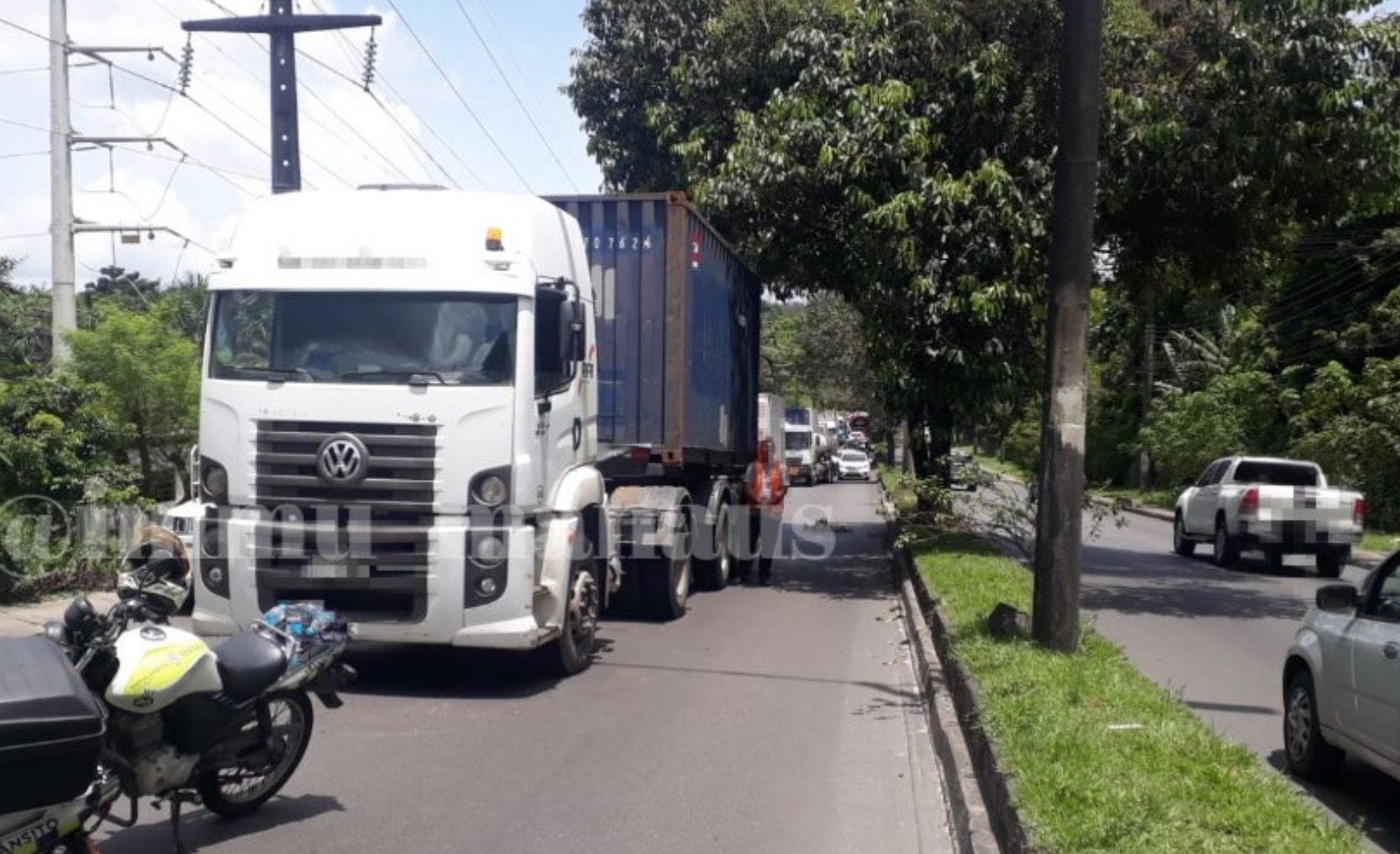 Carreta em pane deixa trânsito caótico em avenida de Manaus