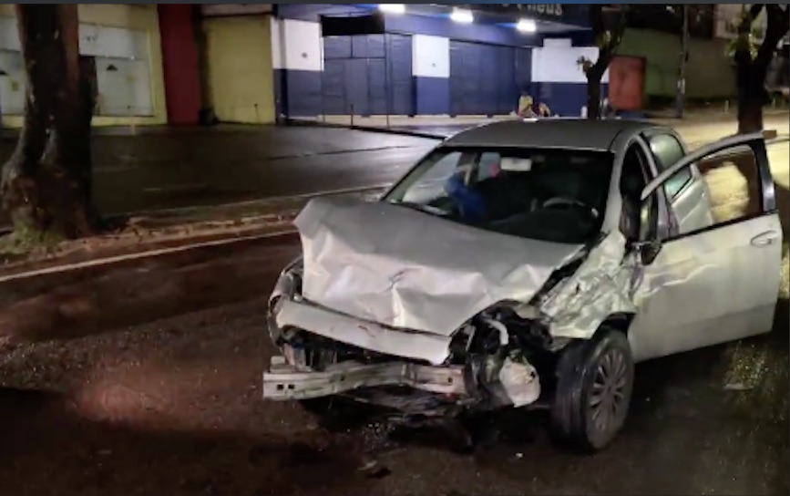 Motorista avança 'sinal vermelho' e causa grave acidente em avenida de Manaus